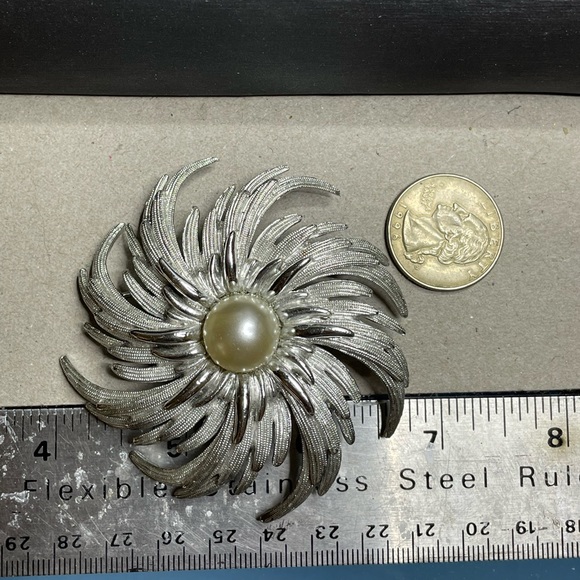 Sarah Coventry Pinwheel Large Silver Tone Metal Simulated Pearl Brooch 1960’s. - Picture 6 of 9